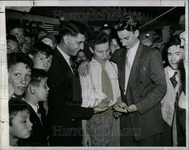 1942 Press Photo Leisner Nowicki Otrenda gambling - Historic Images
