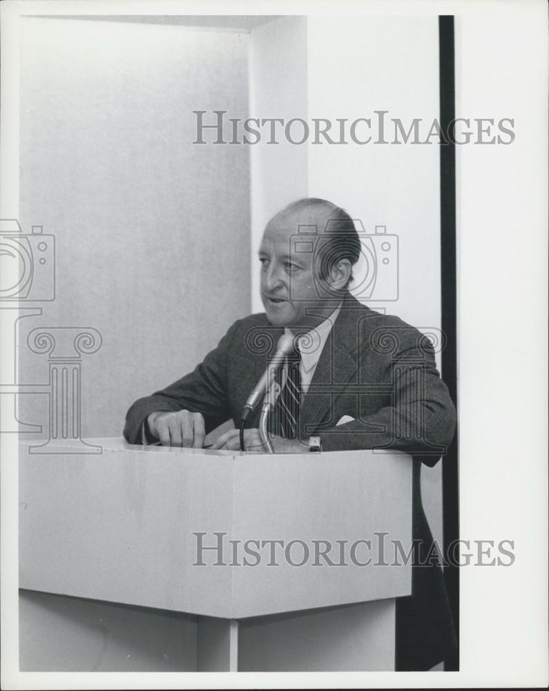 1972 Press Photo Osborn Elliott Chairman Board Newsweek Press Conference - Historic Images