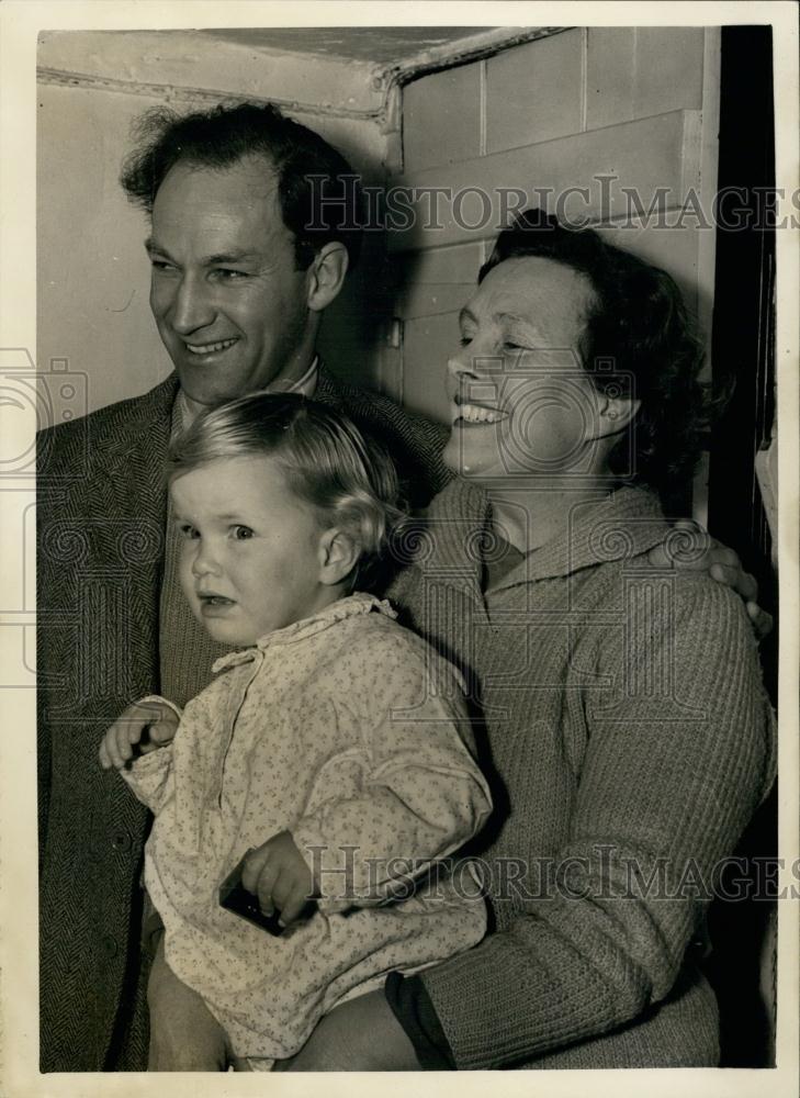 1953 Press Photo Fairey Aviation Company Test Pilot Peter Twiss With Family - Historic Images