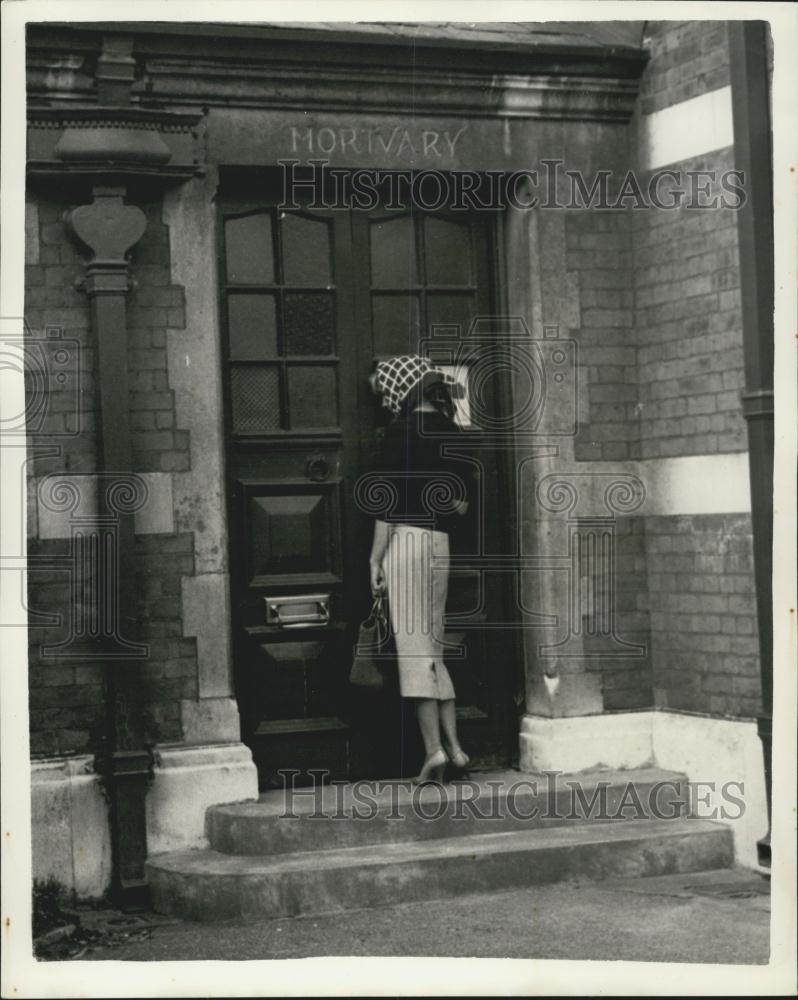 1957 Press Photo Lady Jane Vane-Tempest-Stewart Visits Paddington Mortuary - Historic Images