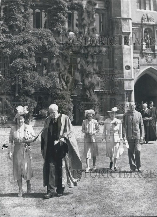 1947 Press Photo George MacuLay Trevelyan.& The King & Queen - Historic Images