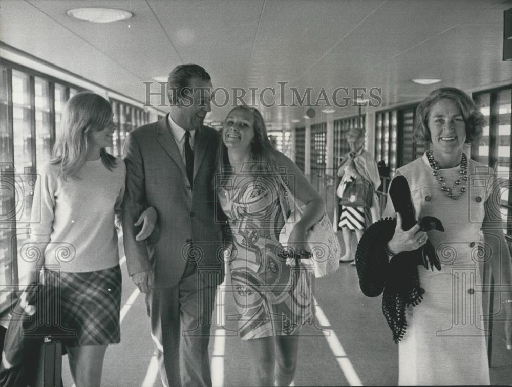 1967 Press Photo Danish UN ambassador Hans Tabor &amp; Family in Copenhagen Airport - Historic Images