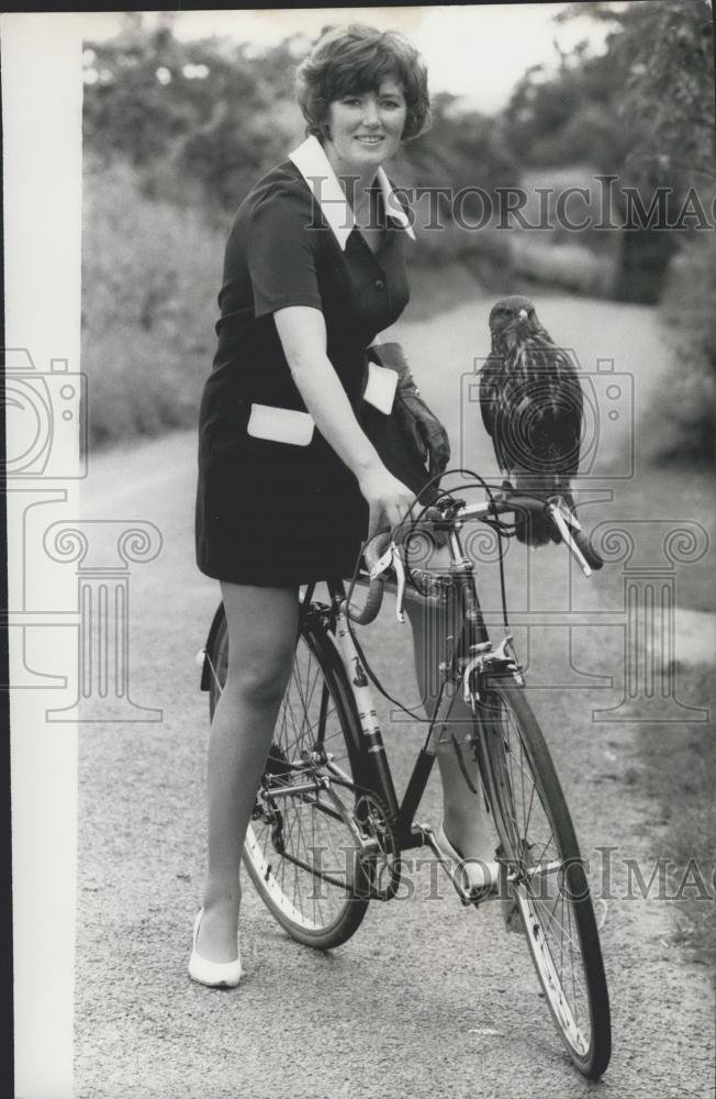 1987 Press Photo Pat Edgar and her pet Buzzard Jock - Historic Images