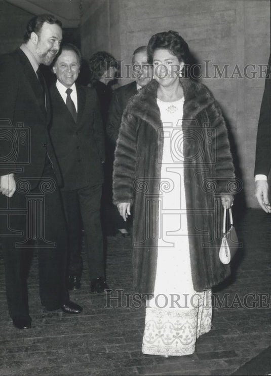 1976 Press Photo Princess Margaret Escorted By Peter Hall National Theatre - Historic Images