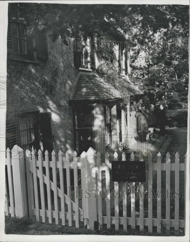 1956 Press Photo The gate and house at Bledow where Rev Ross lived - Historic Images