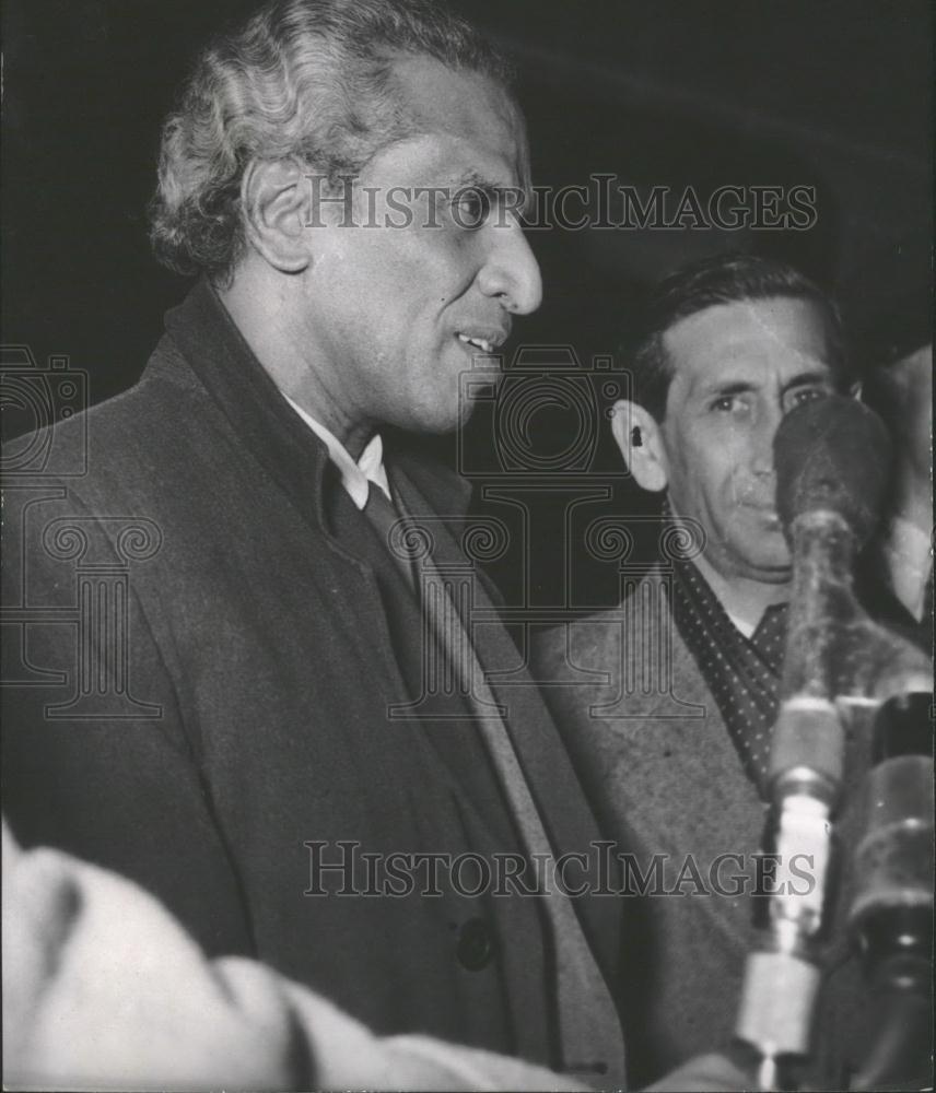 1954 Press Photo Indian Delegate Ambassador Menon and the press center in Geneva - Historic Images