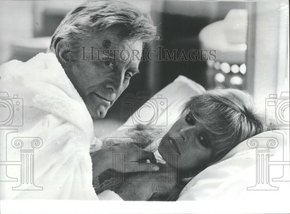 Press Photo Kirk Douglas &amp; Farrah Fawcett in New Film Saturn 3&quot;&quot; - Historic Images