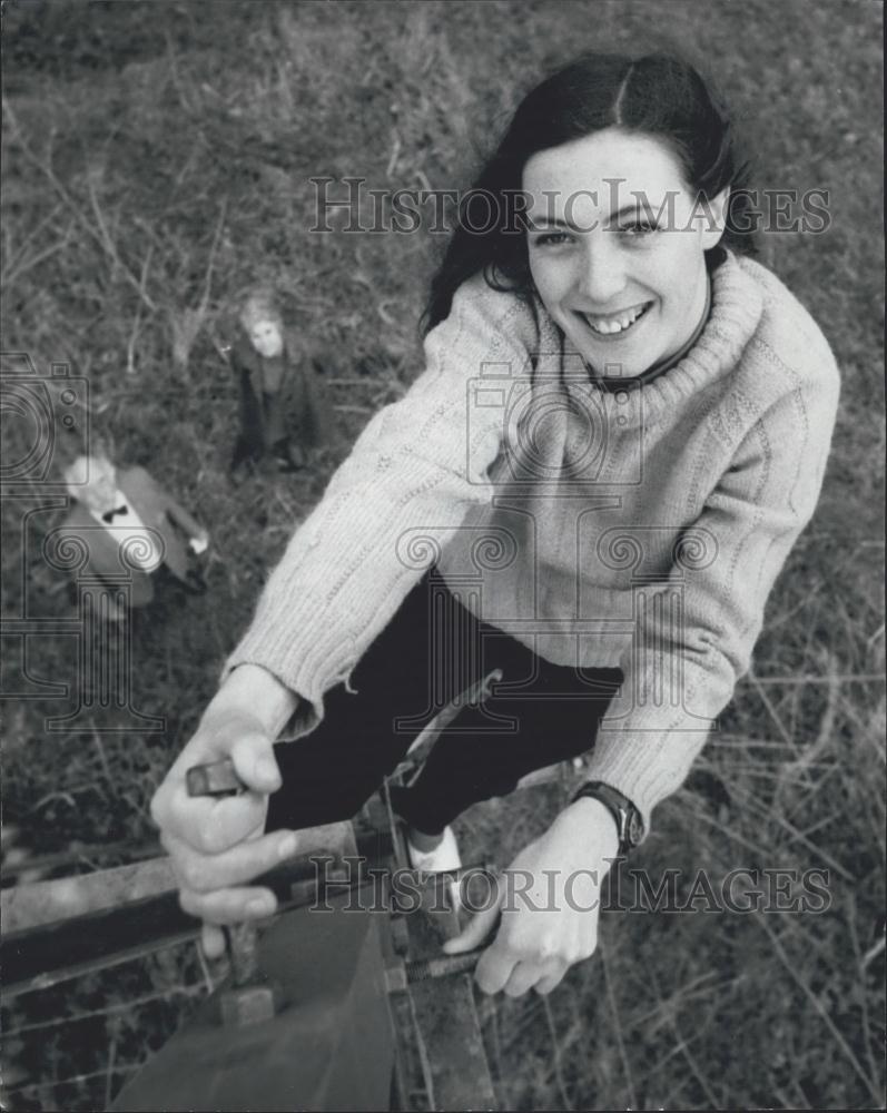 Press Photo Celia Marr up to her pylon climbing tricks - Historic Images