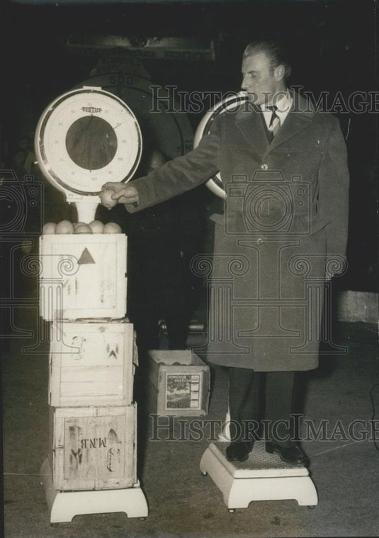 1956 Press Photo French cycling champ Andre Darrigade & crates of oranges - Historic Images