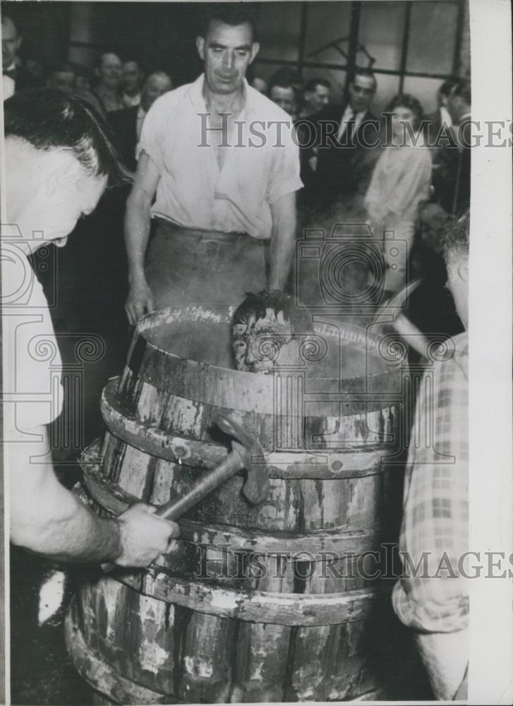 Press Photo Terry Brown inside cask covered with soot and grime - Historic Images