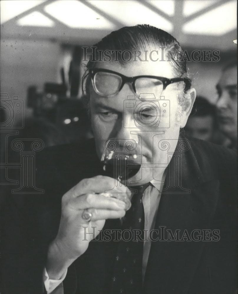 1971 Press Photo Home Secretary ,. Reginald Maudling at a wine tasting - Historic Images