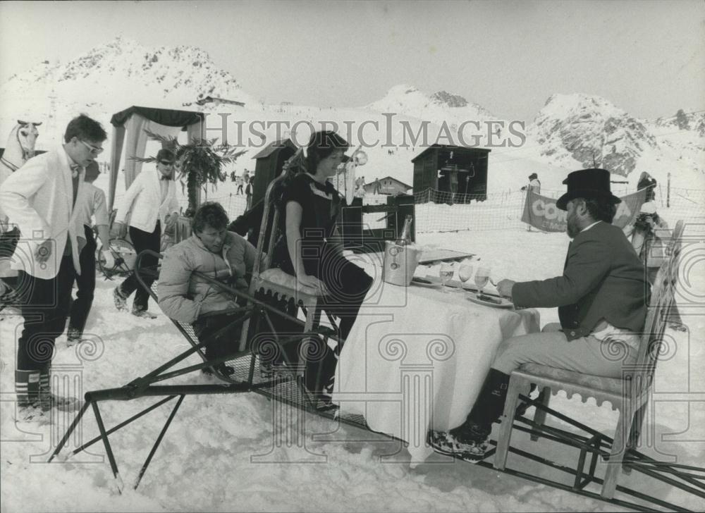 1984 Press Photo Skiing down on Tropic Island - Historic Images