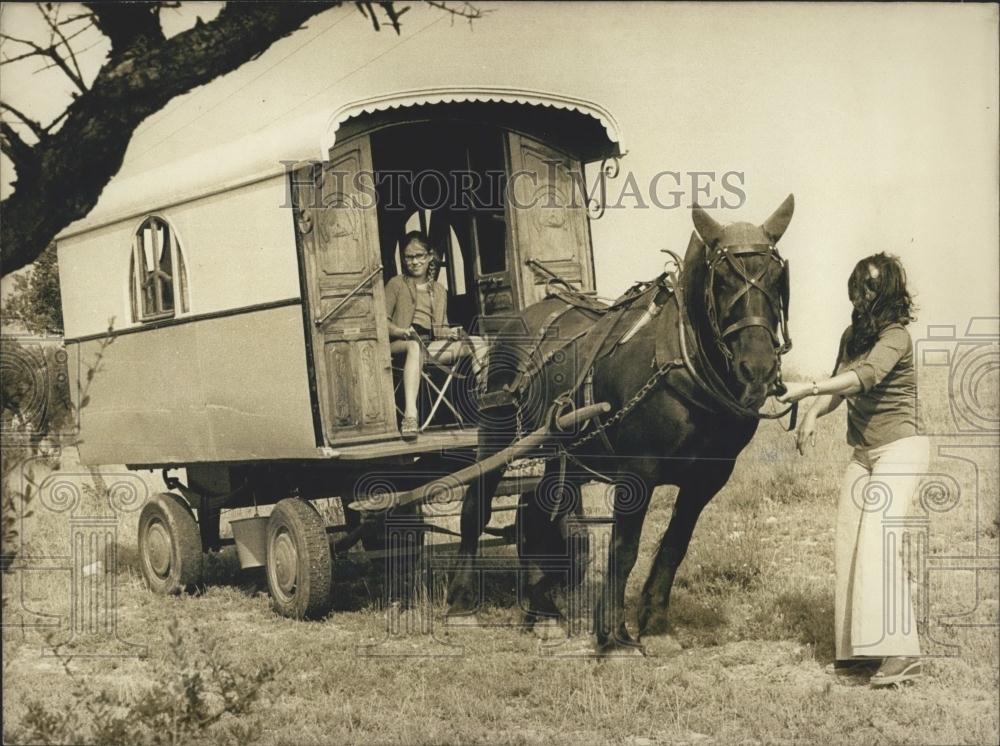 Press Photo Des Vacances en Roulottes - Historic Images