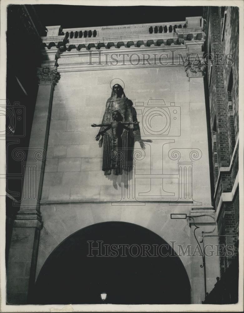 1954 Press Photo Epstein Madonna and child at Cavendish Square - Historic Images