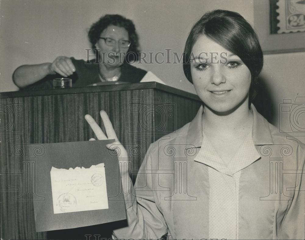 1968 Press Photo Linda Fowler Holds Winston Churchill POW Letter From 1899 - Historic Images