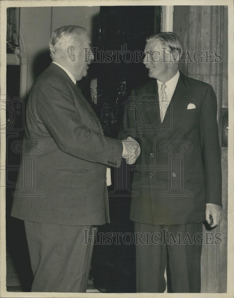 Press Photo Mr. Menzies is greeted by Sir Anthony Eden - Historic Images