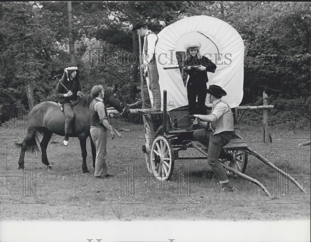 Press Photo Cowboy Indian Scene Remuda Western Club Buckinghamshire - Historic Images