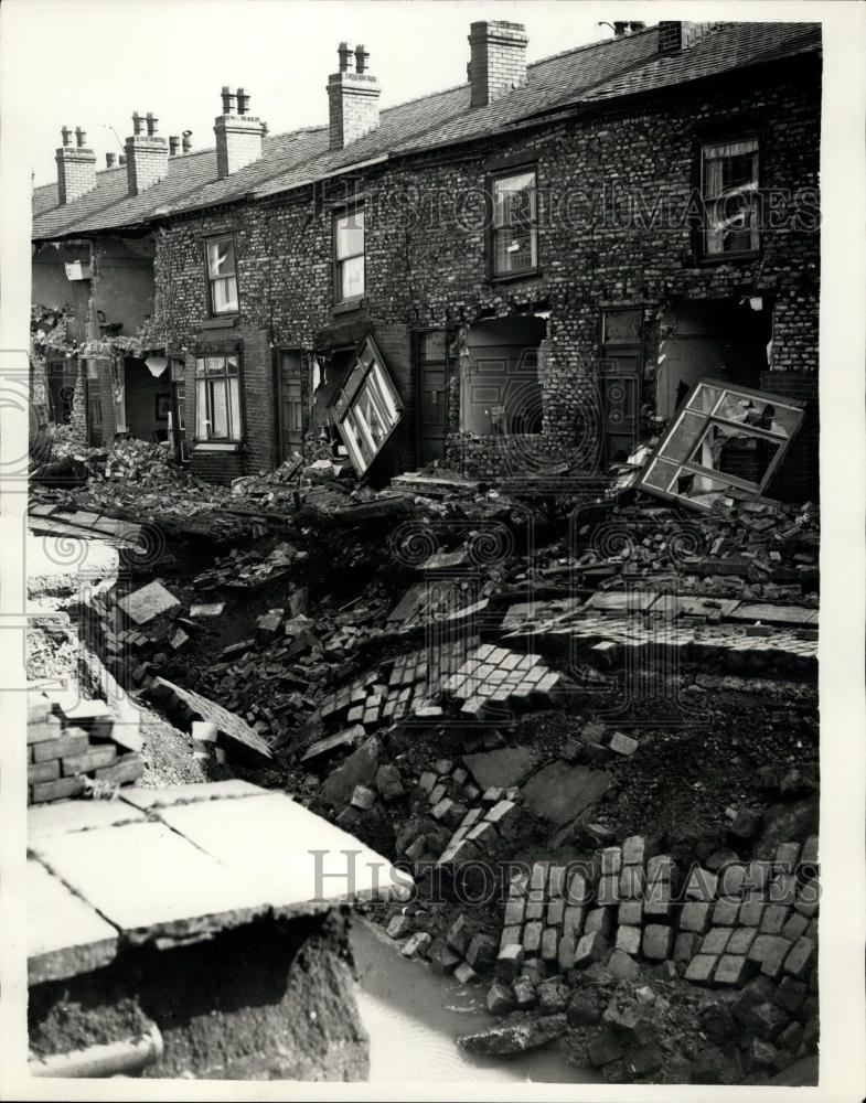 1957 Press Photo wrecked homes - during the &quot;creeping earthquake&quot; at Farnworth - Historic Images