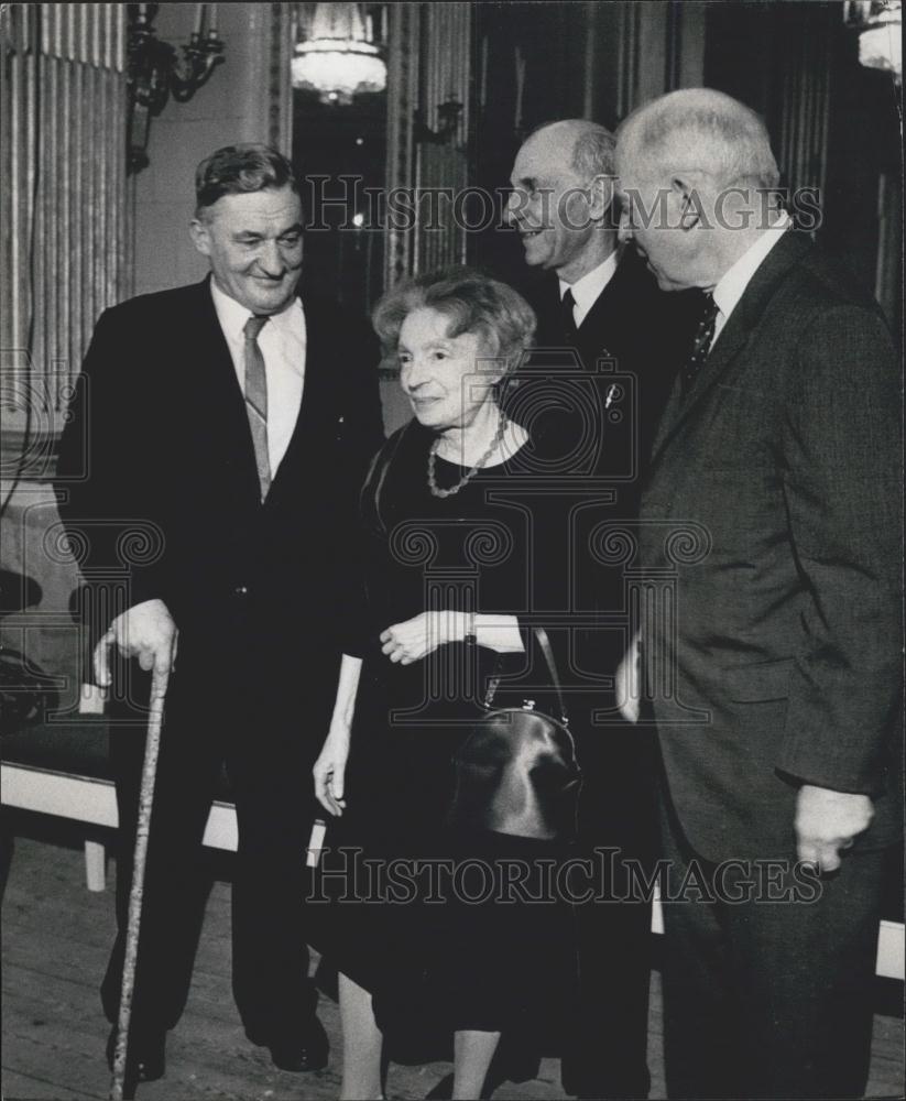 1966 Press Photo Nelly Sachs Winner French Nobel Prize Physics Alfred Kastler - Historic Images