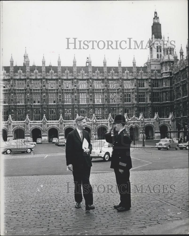 1964 Press Photo John Wells M.P. Gets A Salute From The Policeman On Duty - Historic Images