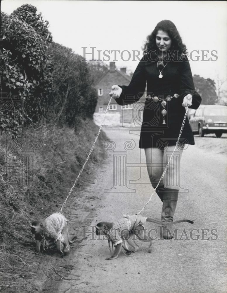 Press Photo Elizabeth Bailey walking monkeys - Historic Images