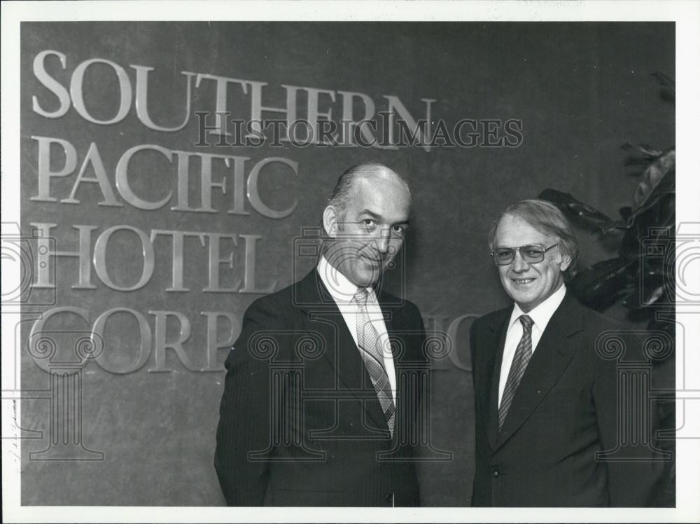 Press Photo Roger Kirby Managing Director Southern Pacific Hotel Doug Stewart - Historic Images