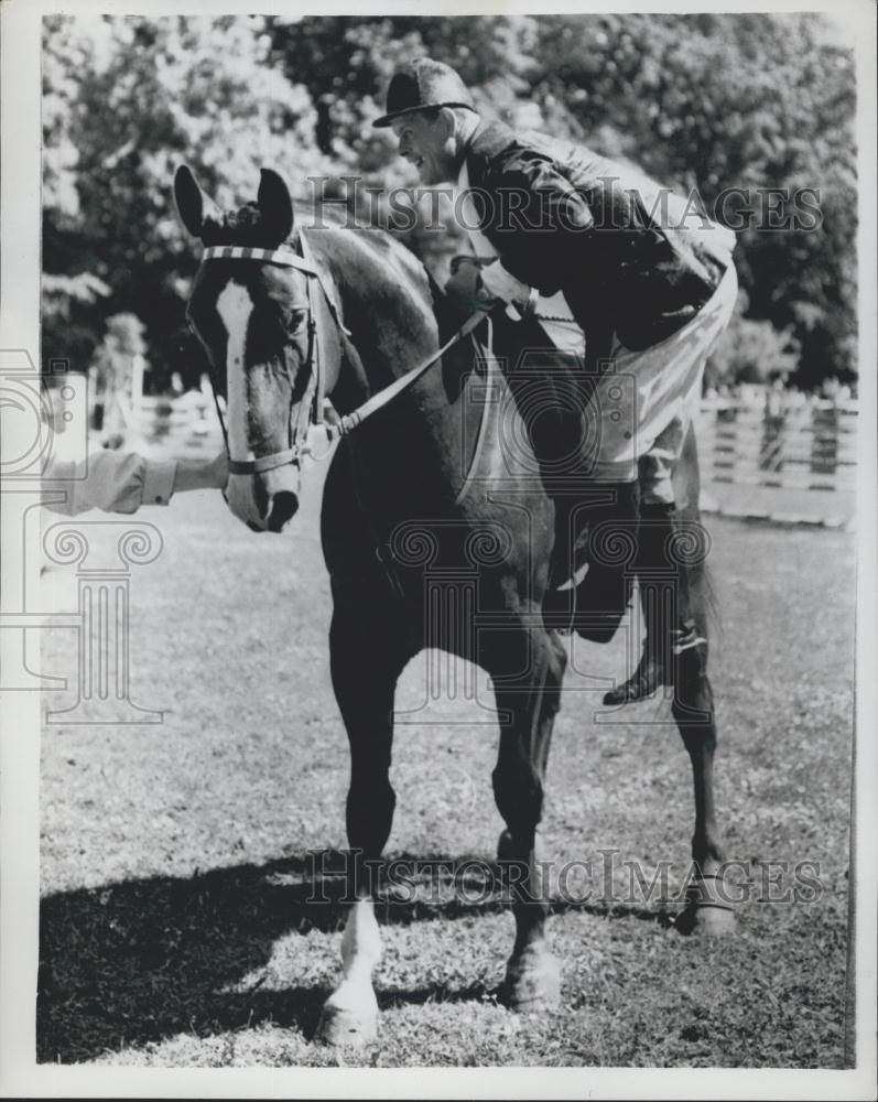 Press Photo Swedish Baron Bengt Bennet remounts his horse - Historic Images