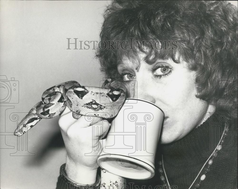 Press Photo Actress Charlotte Cornwell with pet boa constrictor - Historic Images