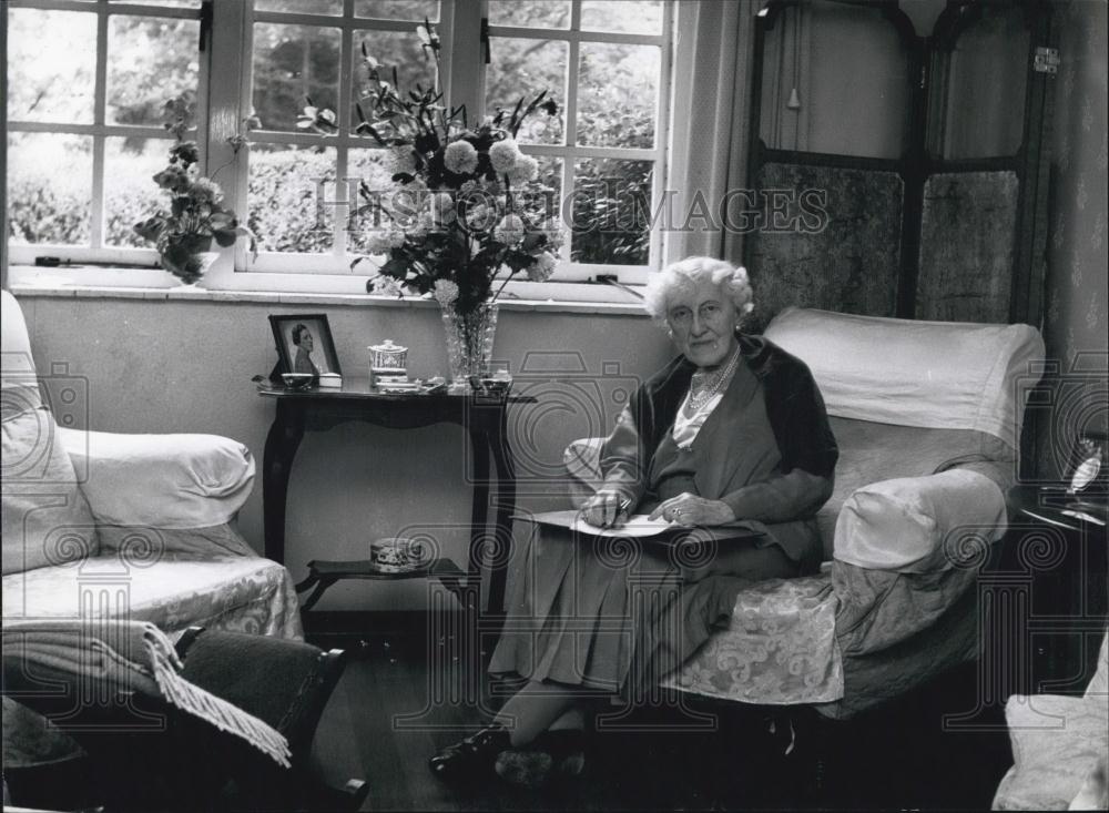 Press Photo In her sitting room with the manuscript of her latest book - Historic Images