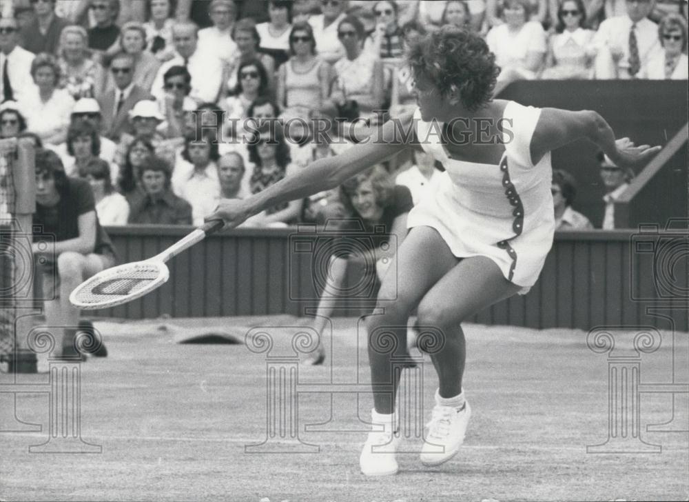 Press Photo Evonne Goolagong Tennis Player Wimbledon Match Virginia Wade - Historic Images