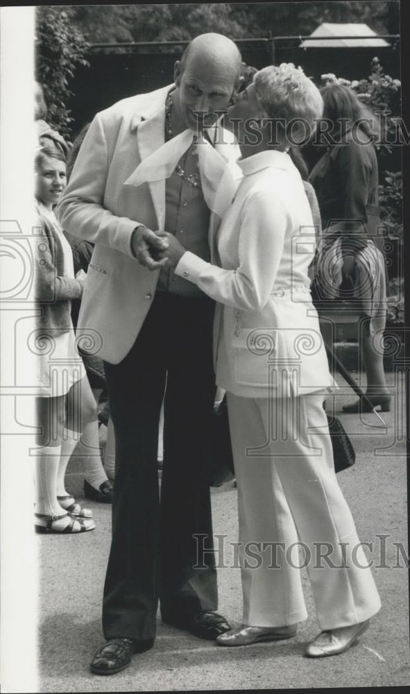 1970 Press Photo Wimbledon Tennis Champion Teddy Tinling & Anne Jones - Historic Images