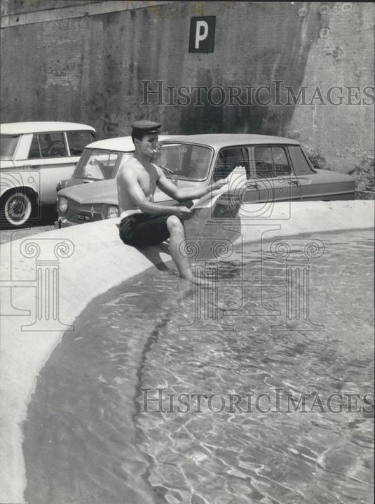 1963 Press Photo hot days in Rome cooling off in city Fountians - Historic Images