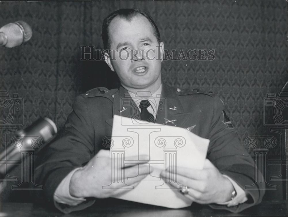 1959 Press Photo US Pilot Lieutenant Mackin Reading Statement Press Conference - Historic Images