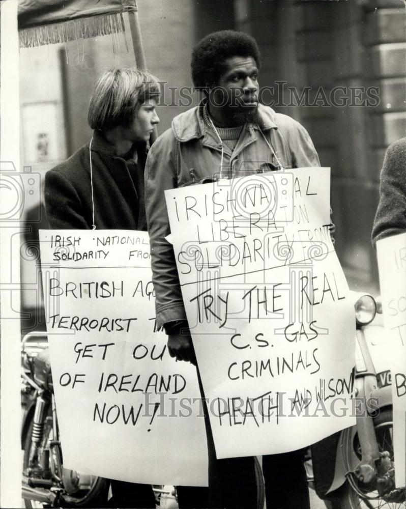 1971 Press Photo A coloured demonstrator seen holding a placard - Historic Images