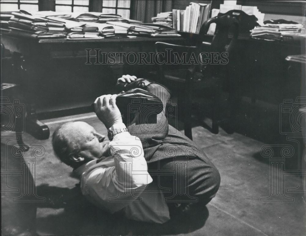 1964 Press Photo Government M.P. Edward Mallalieu Practices Yoga To Keep Fit - Historic Images