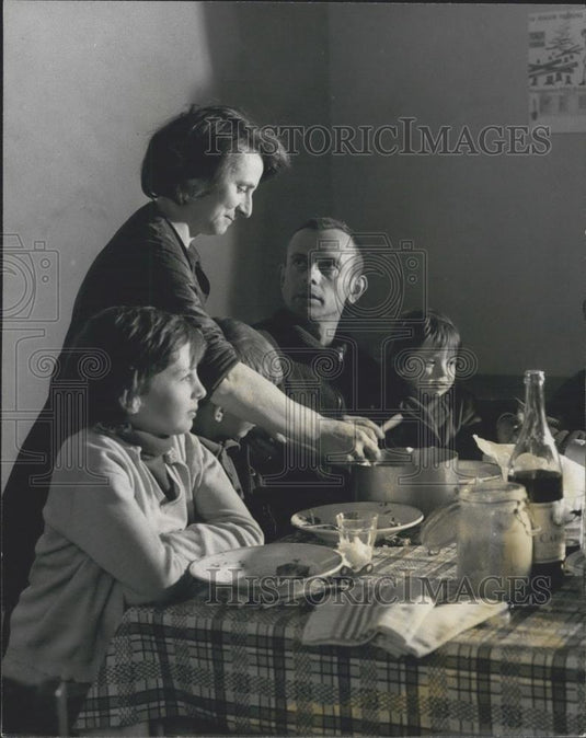 1975 Press Photo Woman feeds her family - Historic Images