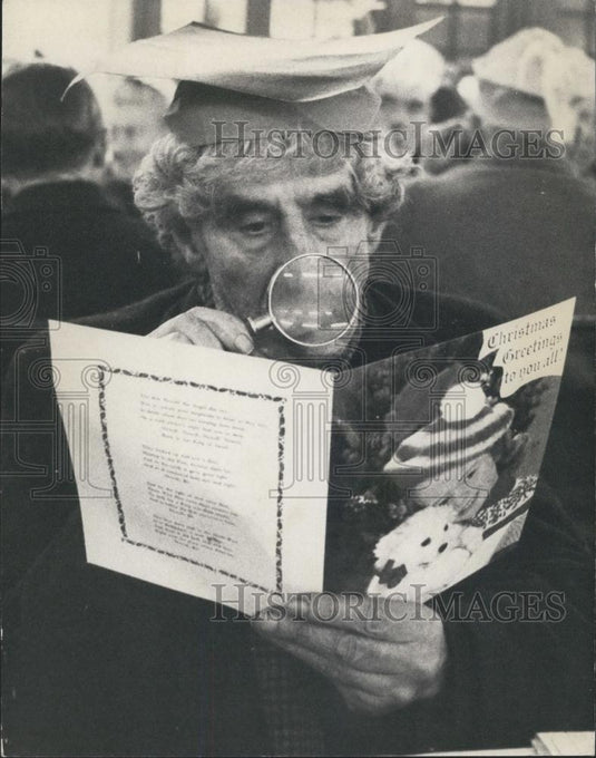 1968 Press Photo annual Christmas dinner ack Kyley examines menu - Historic Images
