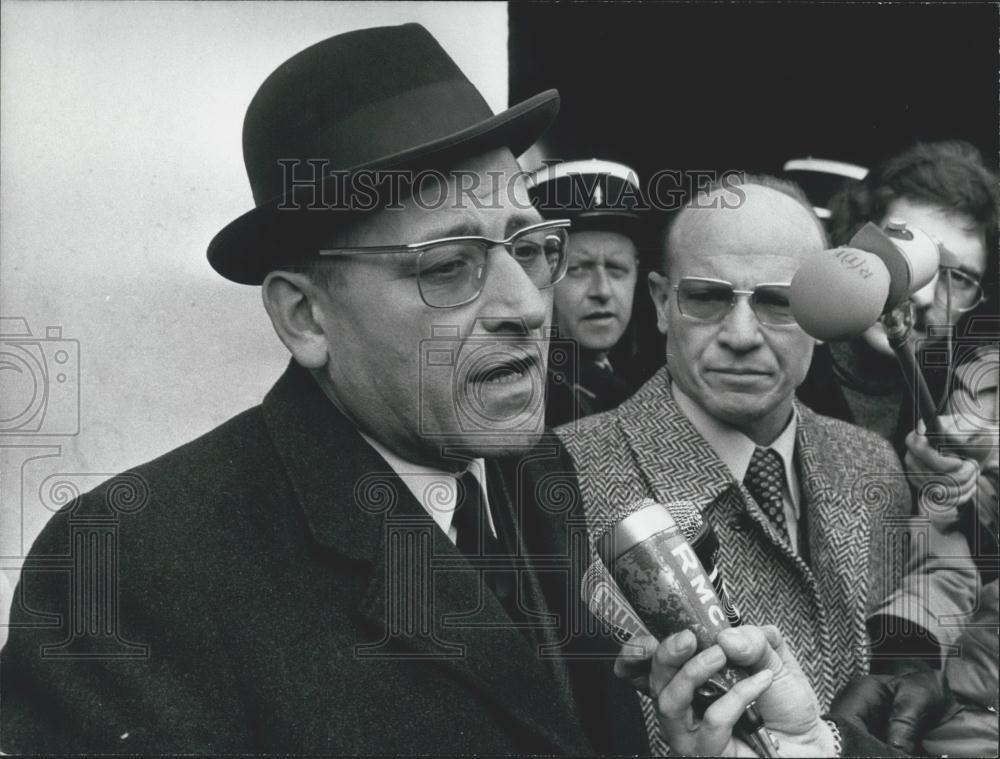 1974 Press Photo Non English Content - Historic Images