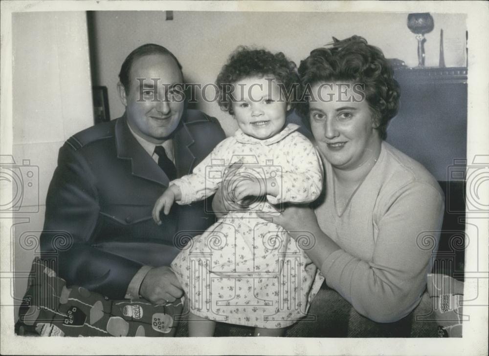 1958 Press Photo Flight Lieut Anthony Little, Gwendolyn, Caroline - Historic Images