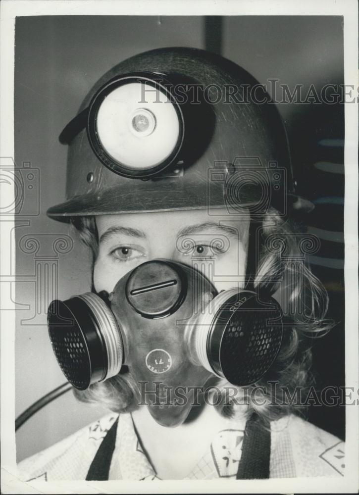 1958 Press Photo Mine Safety appliances on show - Historic Images