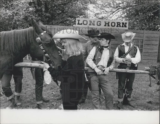 Press Photo Cowboys Remuds Western Club Buckinghamshire Long Horn Saloon - Historic Images