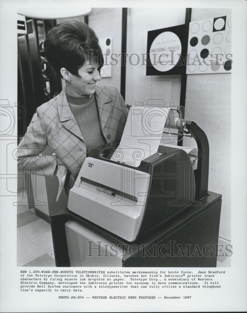 Press Photo Jane Bradford &amp; new 1200 WPM teletyper machine - Historic Images