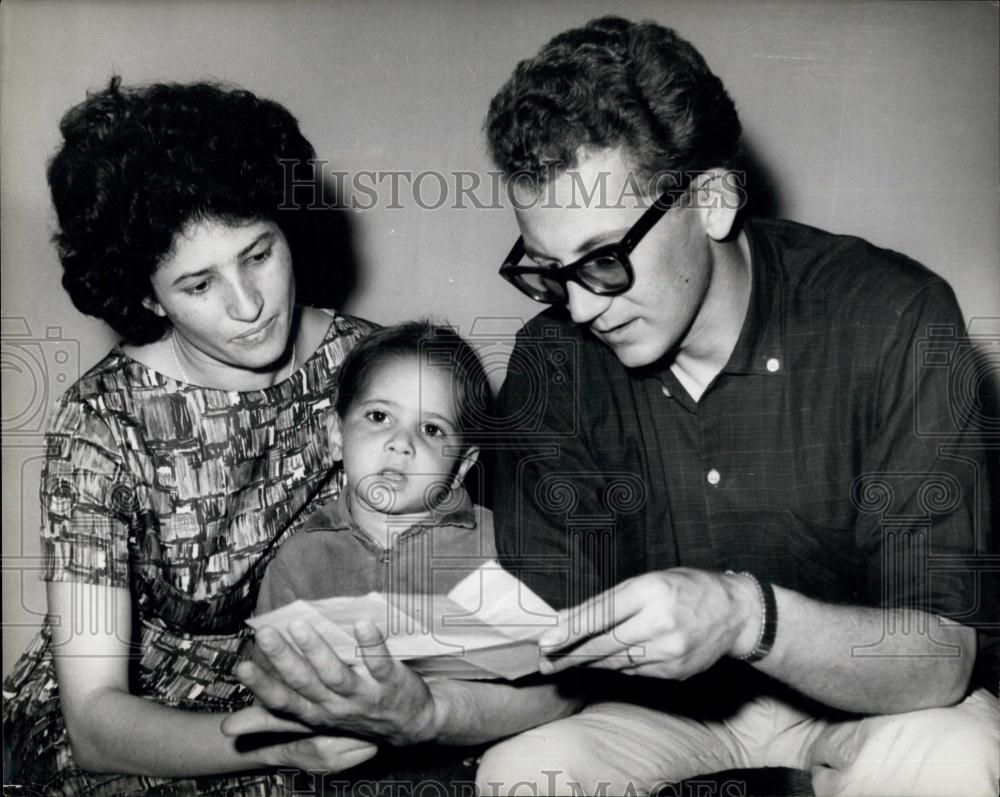 1967 Press Photo Michael Fisher and his Indian-Malay wife Marjorie, and son - Historic Images