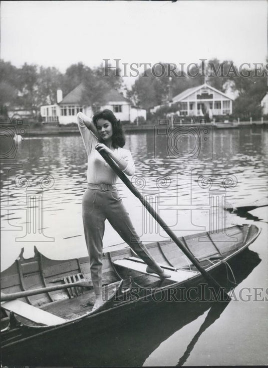 Press Photo Christina Quite Skilled on a Skiff - Historic Images