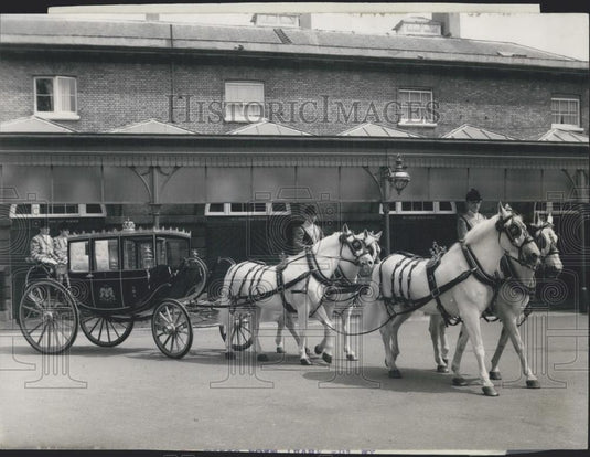 1969 Press Photo Ceremonial Scottosh Stage Coach Specially Prepared For Queen - Historic Images
