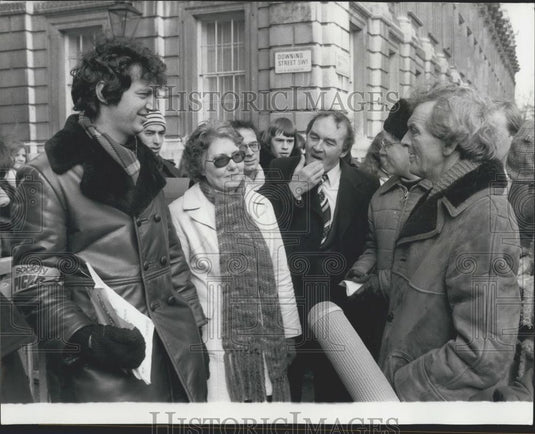 1979 Press Photo Ken Thomas, the CPSA General Secretary and pickets - Historic Images