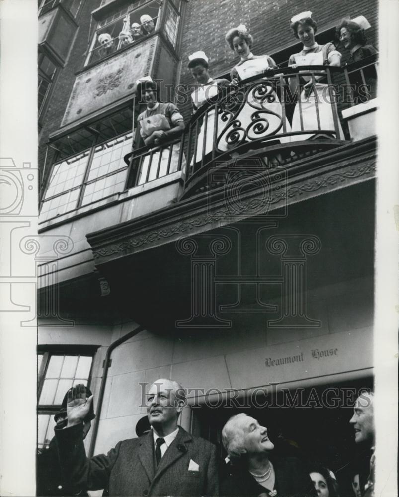 1963 Press Photo British Prime Minister Harold MacMillan Leaving Hospital - Historic Images