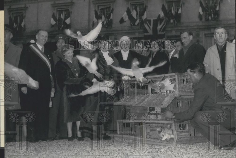 1956 Press Photo Mr. Hall, Mayor Of Doncaster,wife & M. Mollard - Historic Images