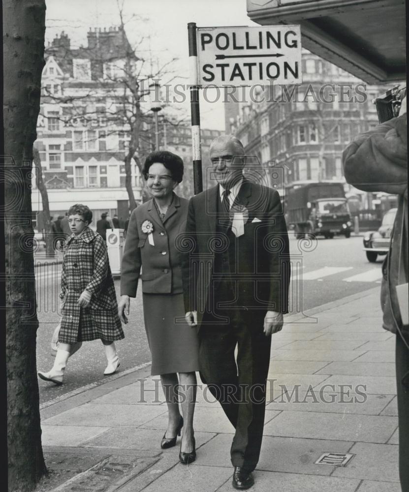 1966 Press Photo British Foreign Secretary Michael Stewart casts His Vote - Historic Images