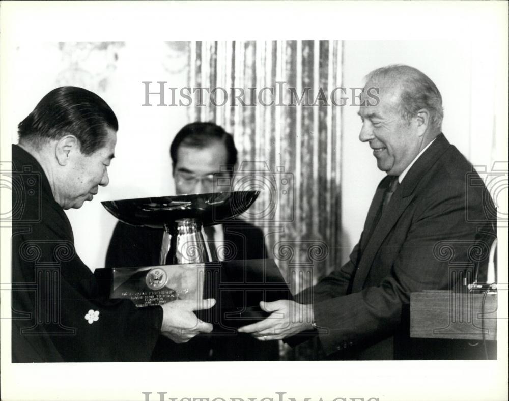 1985 Press Photo Sumo Chairman Kasugano ,Sec of State George Schultz - Historic Images